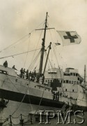 1944, Wielka Brytania.
Okręt-szpital po przybiciu do angielskiego wybrzeża. 
Fot. NN, Instytut Polski i Muzeum im. gen. Sikorskiego w Londynie  [szuflada 36]