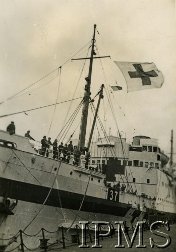 1944, Wielka Brytania.
Okręt-szpital po przybiciu do angielskiego wybrzeża. 
Fot. NN, Instytut Polski i Muzeum im. gen. Sikorskiego w Londynie  [szuflada 36]