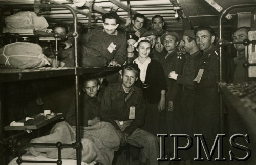 1944, Wielka Brytania.
Okręt-szpital z polskimi żołnierzami rannymi w Europie po przybiciu do angielskiego wybrzeża. 
Fot. NN, Instytut Polski i Muzeum im. gen. Sikorskiego w Londynie  [szuflada 36]