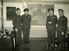 1940-1944, Wielka Brytania.
Dowódcy Polskich Sił Powietrznych w Wielkiej Brytanii na tle mapy pokazującej zasięg lotów PSP. Stoją od lewej: NN, płk Wacław Makowski, gen. Stanisław Ujejski, płk Robert Beill.
Fot. NN, Instytut Polski i Muzeum im. gen. Sikorskiego w Londynie [sygn. 8847, HD/2140-50]