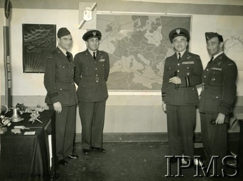 1940-1944, Wielka Brytania.
Dowódcy Polskich Sił Powietrznych w Wielkiej Brytanii na tle mapy pokazującej zasięg lotów PSP. Stoją od lewej: NN, płk Wacław Makowski, gen. Stanisław Ujejski, płk Robert Beill.
Fot. NN, Instytut Polski i Muzeum im. gen. Sikorskiego w Londynie [sygn. 8847, HD/2140-50]