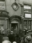 Październik 1941, Edynburg, Szkocja, Wielka Brytania.
Poświęcenie Szpitala Polskiego im. I. Paderewskiego.  W uroczystości biorą udział Naczelny Wódz Polskich Sił Zbrojnych gen. Władysław Sikorski (stoi po prawej stronie księdza), generał Marian Kukiel (stoi po lewej stronie księdza) oraz wicepremier Stanisław Mikołajczyk.
Fot. NN, Instytut Polski i Muzeum im. gen. Sikorskiego w Londynie  [szuflada 36]