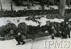 1941-1947, Wielka Brytania.
Oddziałowa służba zdrowia. Transport rannych na noszach. 
Fot. NN, Instytut Polski i Muzeum im. gen. Sikorskiego w Londynie  [szuflada 36]