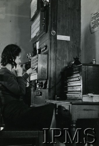 1941-1949, Szkocja, Wielka Brytania.
Szpital wojskowy prowadzony przez Polaków. Telefonistka obsługuje centralkę.
Fot. NN, Instytut Polski i Muzeum im. gen. Sikorskiego w Londynie  [szuflada 36]