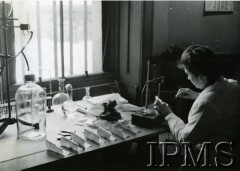 1941-1949, Szkocja, Wielka Brytania.
Szpital wojskowy prowadzony przez Polaków. Przygotowywanie leków.
Fot. NN, Instytut Polski i Muzeum im. gen. Sikorskiego w Londynie  [szuflada 36]