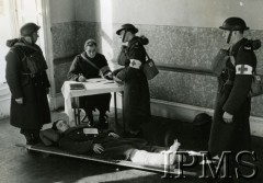 1941-1949, Szkocja, Wielka Brytania.
Szpital wojskowy prowadzony przez Polaków. Sanitariusze z rannym, którego przynieśli na noszach.
Fot. NN, Instytut Polski i Muzeum im. gen. Sikorskiego w Londynie  [szuflada 36]