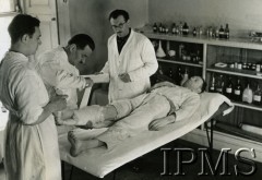 1941-1949, Szkocja, Wielka Brytania.
Szpital wojskowy prowadzony przez Polaków. Zakładanie opatrunku na nogę.
Fot. NN, Instytut Polski i Muzeum im. gen. Sikorskiego w Londynie  [szuflada 36]