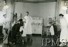 1941-1949, Szkocja, Wielka Brytania.
Szpital wojskowy prowadzony przez Polaków. Gabinet dentystyczny.
Fot. NN, Instytut Polski i Muzeum im. gen. Sikorskiego w Londynie [szuflada 36].