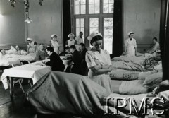 1941-1949, Szkocja, Wielka Brytania.
Szpital wojskowy prowadzony przez Polaków. Sala szpitalna - pielęgniarki opiekują się pacjentami.
Fot. NN, Instytut Polski i Muzeum im. gen. Sikorskiego w Londynie [szuflada 36].