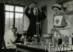 1941-1949, Szkocja, Wielka Brytania.
Szpital wojskowy prowadzony przez Polaków. Laboratorium.
Fot. NN, Instytut Polski i Muzeum im. gen. Sikorskiego w Londynie [szuflada 36].