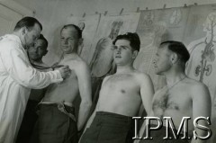 1941-1949, Szkocja, Wielka Brytania.
Szpital wojskowy prowadzony przez Polaków. Badanie lekarskie.
Fot. NN, Instytut Polski i Muzeum im. gen. Sikorskiego w Londynie [szuflada 36].