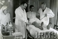 1941-1949, Szkocja, Wielka Brytania.
Szpital wojskowy prowadzony przez Polaków. Lekarz zdejmuje gips z nogi pacjenta.
Fot. NN, Instytut Polski i Muzeum im. gen. Sikorskiego w Londynie [szuflada 36].