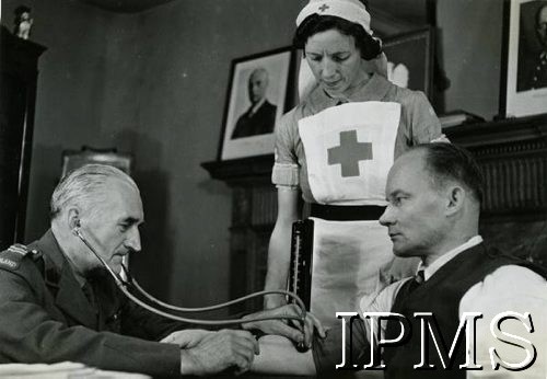 1941-1949, Wielka Brytania.
Szpital wojskowy prowadzony przez Polaków. Badanie ciśnienia krwi. W głębi widać portret Władysława Raczkiewicza.
Fot. NN, Instytut Polski i Muzeum im. gen. Sikorskiego w Londynie [szuflada 36].