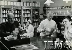 1941-1949, Wielka Brytania.
Szpital wojskowy prowadzony przez Polaków. Apteka szpitalna. 
Fot. NN, Instytut Polski i Muzeum im. gen. Sikorskiego w Londynie [szuflada 36].