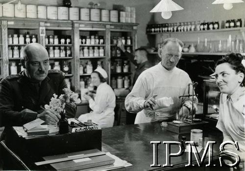1941-1949, Wielka Brytania.
Szpital wojskowy prowadzony przez Polaków. Apteka szpitalna. 
Fot. NN, Instytut Polski i Muzeum im. gen. Sikorskiego w Londynie [szuflada 36].