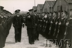 1942, Wielka Brytania.
Dowódca polskiej marynarki wojennej wiceadmirał Jerzy Świrski (w środku, salutuje) dokonuje przeglądu oddziału przed uroczystością składania przysięgi żołnierskiej. Towarzyszy mu dowódca ORP Garland Konrad Namieśniowski (idzie po prawej stronie wiceadmirała). W uroczystości wziął udział dowódca brytyjskiej marynarki wojennej Charles Forbes.
 Fot. NN, Instytut Polski i Muzeum im. gen. Sikorskiego w Londynie [szuflada 39, sygnatura A.12340]