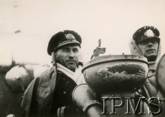 Lata 40., brak miejsca.
ORP Garland lub ORP Błyskawica - dowódca jednostki komandor Konrad Namieśniowski za sterem.
 Fot. NN, Instytut Polski i Muzeum im. gen. Sikorskiego w Londynie [szuflada 39]