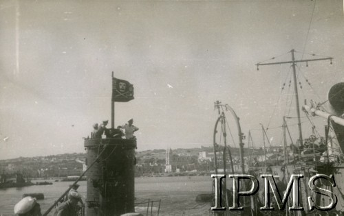 1944, brak miejsca.
Okręt podwodny ORP Sokół wpływa do portu. Na maszcie zawieszono flagę piracką Jolly Roger.
Fot. NN, Instytut Polski i Muzeum im. gen. Sikorskiego w Londynie [szuflada 39, sygnatura 386263]