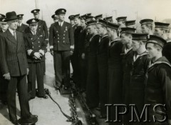 Lata 40., brak miejsca.
ORP Krakowiak lub ORP Ślązak, wizyta prezydenta Władysława Raczkiewicza.
Fot. NN, Instytut Polski i Muzeum im. gen. Sikorskiego w Londynie [szuflada 39, sygnatura 12166]