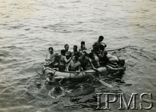 4.05.1940, okolice Norwegii.
Rozbitkowie z zatopionego ORP Grom.
Fot. NN, Instytut Polski i Muzeum im. gen. Sikorskiego w Londynie [szuflada 39, sygnatura 40074]