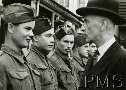 1943, brak miejsca.
Prezydent Władysław Raczkiewicz z wizytą w bazie marynarki wojennej.
Fot. NN, Instytut Polski i Muzeum im. gen. Sikorskiego w Londynie [szuflada 39, sygnatura 12176]