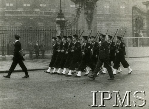 1941, Londyn, Anglia, Wielka Brytania.
Defilada polskich marynarzy przed królem Wielkiej Brytani. Oddziałem dowodzi ppor Grochowicz.
Fot. NN, Instytut Polski i Muzeum im. gen. Sikorskiego w Londynie [szuflada 39, sygnatura 2806]