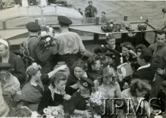 Wrzesień 1944, brak miejsca.
ORP Piorun, załoga okrętu przyjmuje wizytę kobiet. 
Fot. NN, Instytut Polski i Muzeum im. gen. Sikorskiego w Londynie [szuflada 39, sygnatura 40179]