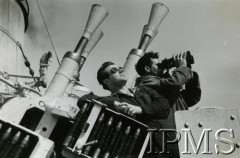 Marzec 1944, brak miejsca.
ORP Piorun, załoga przy szybkostrzelnych działach przeciwlotniczych typu „Pom-pom”.
Fot. NN, Instytut Polski i Muzeum im. gen. Sikorskiego w Londynie [szuflada 39, sygnatura 14180]