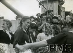 Wrzesień 1944, brak miejsca.
ORP Piorun, załoga okrętu przyjmuje wizytę kobiet. 
Fot. NN, Instytut Polski i Muzeum im. gen. Sikorskiego w Londynie [szuflada 39, sygnatura 40173]