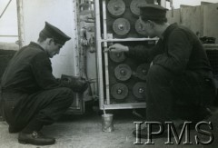 Sierpień 1944, brak miejsca.
ORP Piorun, czyszczenie szafy na amunicję.
Fot. NN, Instytut Polski i Muzeum im. gen. Sikorskiego w Londynie [szuflada 39, sygnatura 40197]