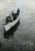 Sierpień 1944, brak miejsca.
Załoga ORP Piorun podpływa do swojego okrętu.
Fot. NN, Instytut Polski i Muzeum im. gen. Sikorskiego w Londynie [szuflada 39, sygnatura 40182]