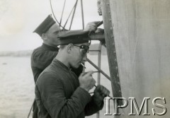 Sierpień 1944, brak miejsca.
ORP Piorun, marynarze usuwają starą farbę z komina.
Fot. NN, Instytut Polski i Muzeum im. gen. Sikorskiego w Londynie [szuflada 39, sygnatura 40191]