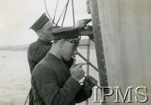 Sierpień 1944, brak miejsca.
ORP Piorun, marynarze usuwają starą farbę z komina.
Fot. NN, Instytut Polski i Muzeum im. gen. Sikorskiego w Londynie [szuflada 39, sygnatura 40191]