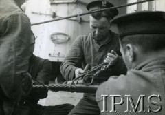 Sierpień 1944, brak miejsca.
ORP Piorun, splatanie liny. W środku stoi starszy marynarz Filon.
Fot. NN, Instytut Polski i Muzeum im. gen. Sikorskiego w Londynie [szuflada 39, sygnatura 40186]