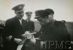 Czerwiec 1944, brak miejsca.
ORP Piorun, od lewej stoją kmdr Tadeusz Gorazdowski, ppor Wciślicki, kapitan S. Leg/Lec.
Fot. NN, Instytut Polski i Muzeum im. gen. Sikorskiego w Londynie [szuflada 39, sygnatura 40117]