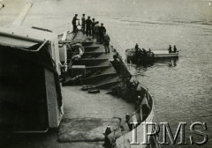 Czerwiec 1944, brak miejsca.
ORP Piorun cumuje 