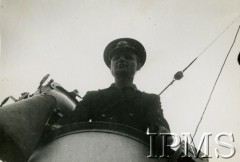 Czerwiec 1944, brak miejsca.
ORP Piorun, zastępca dowódcy okrętu kapitan Wieńczysław Kon na posterunku.
Fot. NN, Instytut Polski i Muzeum im. gen. Sikorskiego w Londynie [szuflada 39, sygnatura 40118]