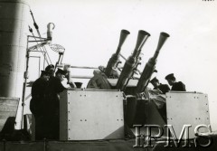 1942, brak miejsca.
ORP Piorun, załoga przy dziale przeciwlotniczym.
Fot. NN, Instytut Polski i Muzeum im. gen. Sikorskiego w Londynie [szuflada 39, sygnatura 12251]