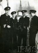 1942, brak miejsca.
ORP Piorun, od lewej stoją Tadeusz Gorazdowski, L. Kwapiszewski, H. Hess, Robourg.
Fot. NN, Instytut Polski i Muzeum im. gen. Sikorskiego w Londynie [szuflada 39, sygnatura 12246]