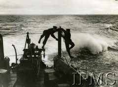 1944, brak miejsca.
Marynarze na wantach nad pokładem ORP Piorun.
Fot. NN, Instytut Polski i Muzeum im. gen. Sikorskiego w Londynie [szuflada 39, sygnatura 9433]