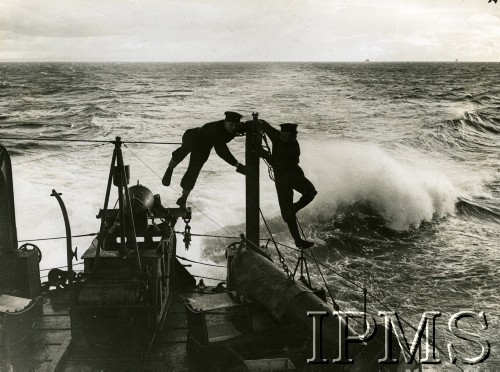 1944, brak miejsca.
Marynarze na wantach nad pokładem ORP Piorun.
Fot. NN, Instytut Polski i Muzeum im. gen. Sikorskiego w Londynie [szuflada 39, sygnatura 9433]