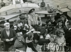Wrzesień 1944, brak miejsca.
ORP Piorun, załoga okrętu przyjmuje wizytę kobiet. W środku porucznik Leopold Kawerniński.
Fot. NN, Instytut Polski i Muzeum im. gen. Sikorskiego w Londynie [szuflada 39, sygnatura 40176]