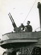 1942, brak miejsca.
ORP Błyskawica, marynarze (od prawej) Traszko i Szumski przy karabinie przeciwlotniczym. Na dole stoi kmd Wroński.
Fot. NN, Instytut Polski i Muzeum im. gen. Sikorskiego w Londynie [szuflada 39, sygnatura 4390]