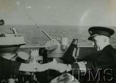 Czerwiec 1944, brak miejsca. 
Dowódca ORP Błyskawica kapitan Konrad Namieśniowski przyjmuje meldunek od oficera.
Fot. NN, Instytut Polski i Muzeum im. gen. Sikorskiego w Londynie [szuflada 39, sygnatura 40123]