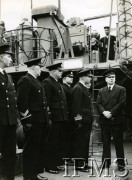 1940-1946, brak miejsca.
ORP Piorun, oficerowie na pokładzie: 1. od prawej A. V. Alexander, 1. od lewej dr Jeziorski, Maciejowicz, Grzywaczyk.
Fot. NN, Instytut Polski i Muzeum im. gen. Sikorskiego w Londynie [szuflada 39, sygnatura 14042]