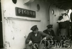 Czerwiec 1944, brak miejsca.
ORP Piorun, marynarze splatają linę.
Fot. NN, Instytut Polski i Muzeum im. gen. Sikorskiego w Londynie [szuflada 39]