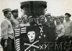 7.06.1944, brak miejsca.
ORP Dzik, załoga i Bolesław Romanowski (w środku) z flagą piracką Jolly Roger.
Fot. NN, Instytut Polski i Muzeum im. gen. Sikorskiego w Londynie [szuflada 39, sygnatura 40108]