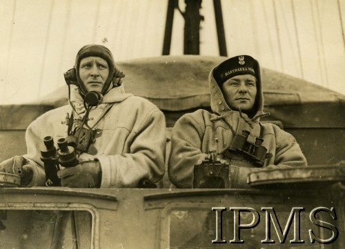 1940-1946, brak miejsca.
ORP Piorun, od lewej por. K. Hess, NN.
Fot. NN, Instytut Polski i Muzeum im. gen. Sikorskiego w Londynie [szuflada 39, sygnatura 9131]