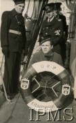 1941-1946, brak miejsca.
ORP Krakowiak, załoga z kołem ratunkowym.
Fot. Dział Filmowo-Fotograficzny Marynarki Wojennej, Instytut Polski i Muzeum im. gen. Sikorskiego w Londynie [szuflada 39]