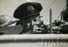 Sierpień 1944, brak miejsca.
ORP Piorun, podporucznik Leopold Kawerniński przy celowniku.
Fot. NN, Instytut Polski i Muzeum im. gen. Sikorskiego w Londynie [szuflada 39, sygnatura 40196]